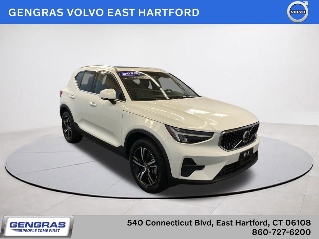 2025 Volvo XC40 B5 Core Bright Theme AWD