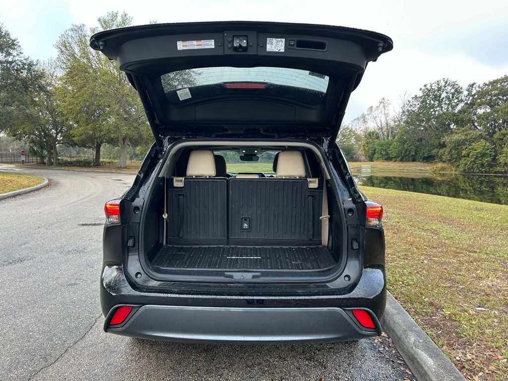 Thumbnail: 2023 Toyota Highlander - 9