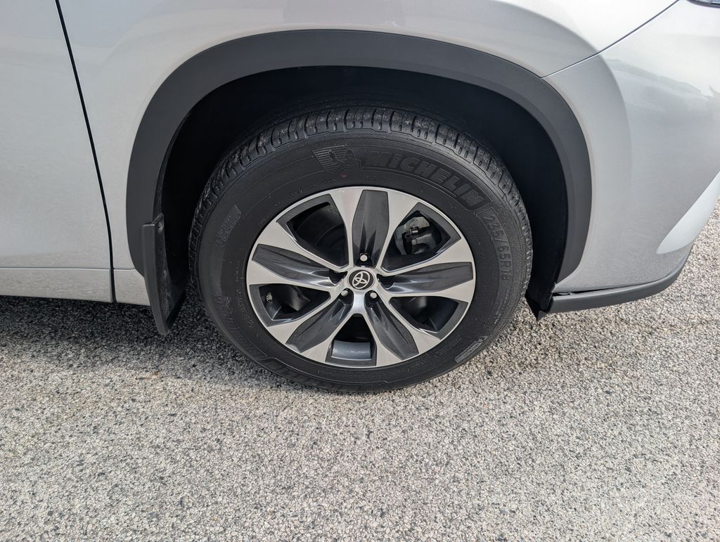 Used 2025 Silver Toyota XLE image 34