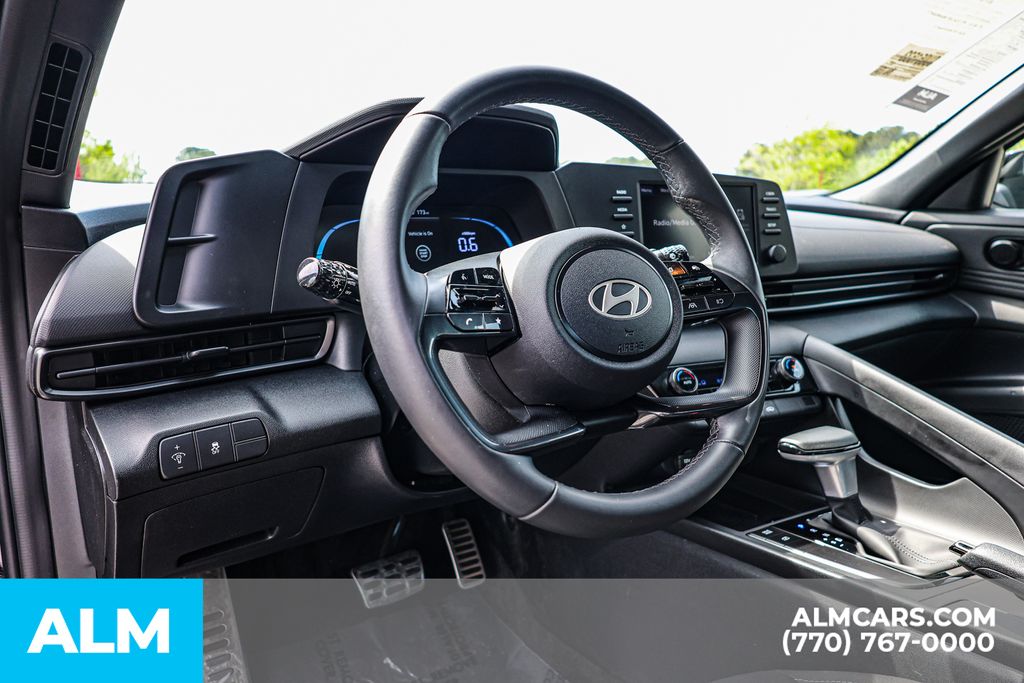 Used 2025 Silver Hyundai SEL Sport image 25