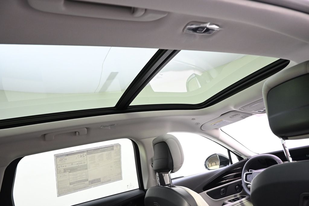 New 2026 White Lincoln Reserve image 17