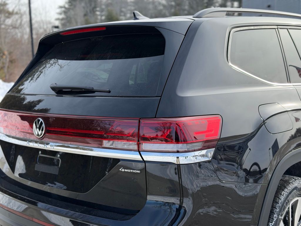 New 2026 Black Volkswagen 2.0T SE w/Technology image 10