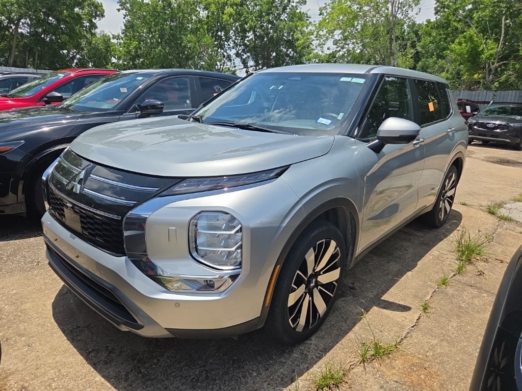 Silver 2025 Mitsubishi Outlander SE FWD SUV / Crossover Front-Wheel Drive Continuously Variable Transmission