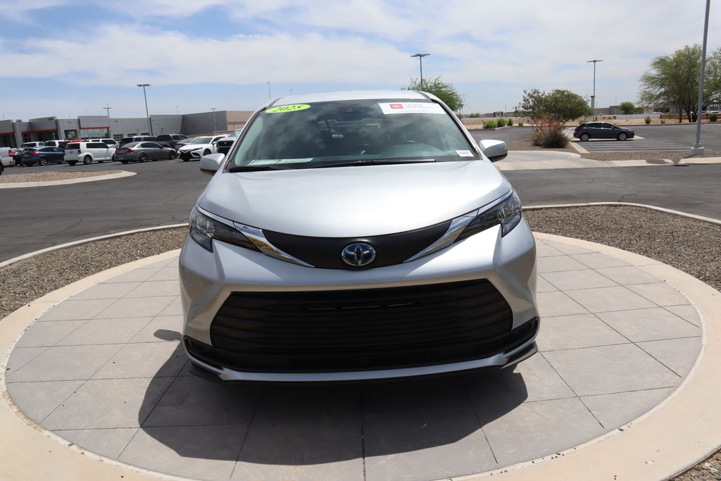 2025 Toyota Sienna LE 2