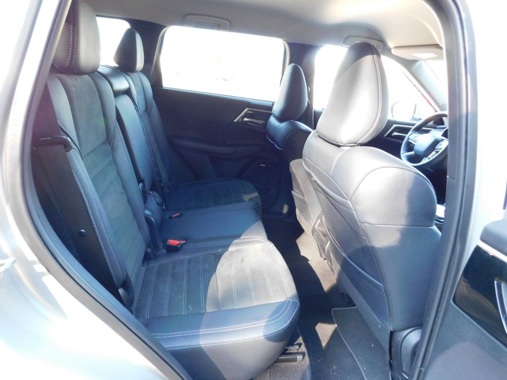 Thumbnail: 2025 Mitsubishi Outlander - 5