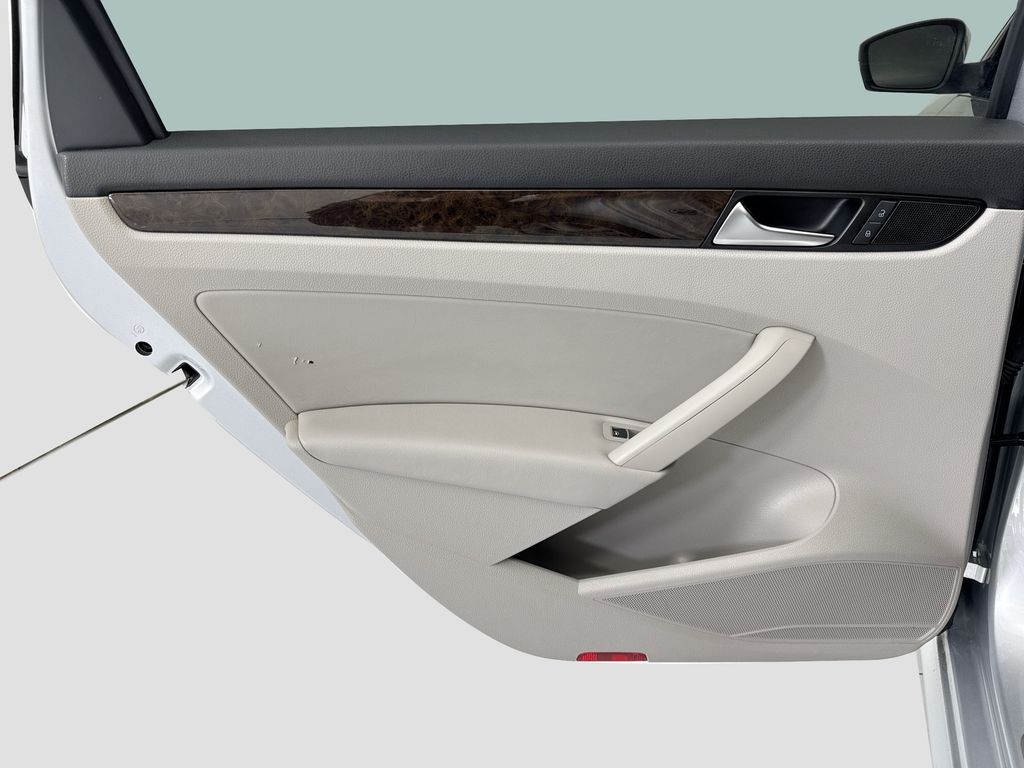 Thumbnail: 2015 Volkswagen Passat - 25