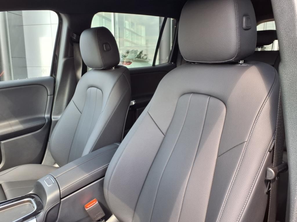 New 2025 Black Mercedes-Benz GLB 250 image 13