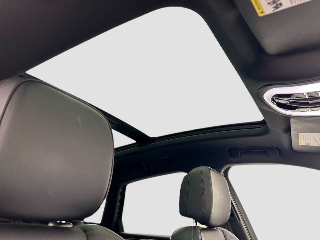 Thumbnail: 2025 Porsche Macan - 21