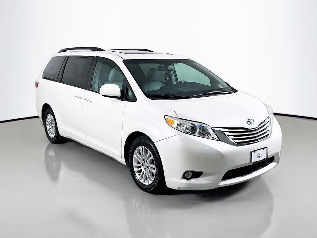 Thumbnail: 2017 Toyota Sienna - 3