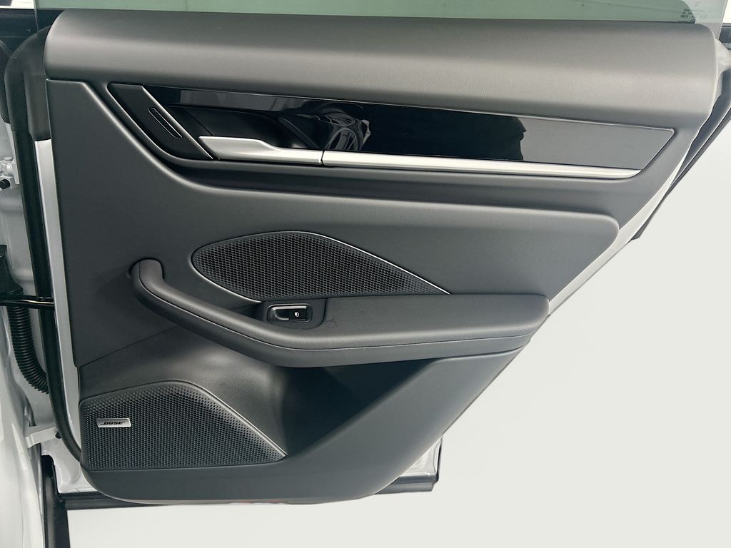 Thumbnail: 2026 Porsche Macan - 27