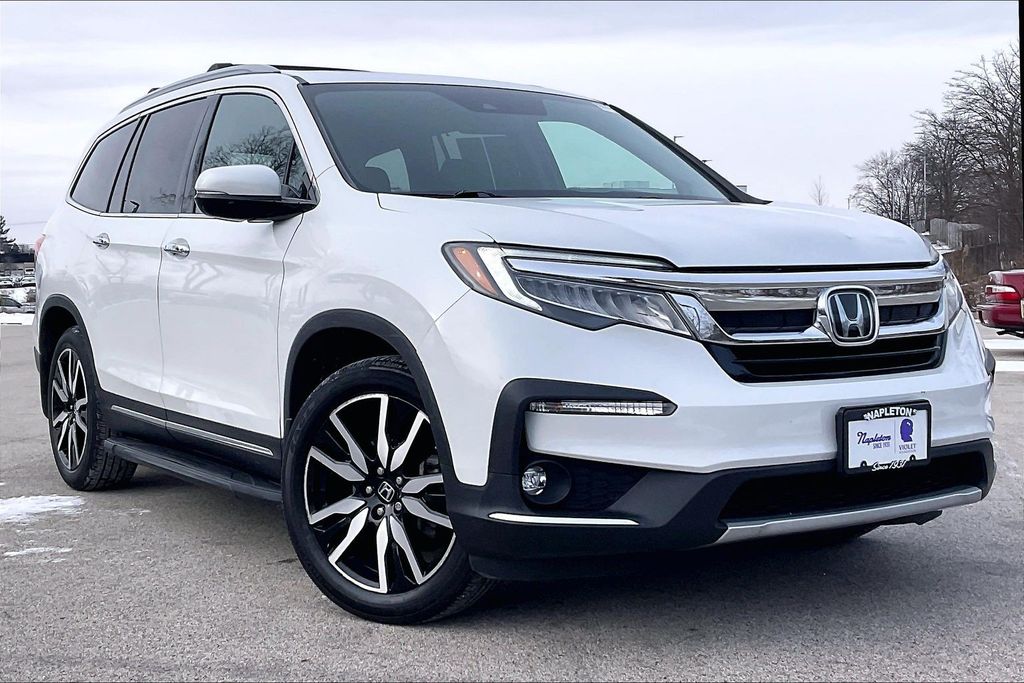 2021 Honda Pilot Touring FWD with Rear Captains Chairs