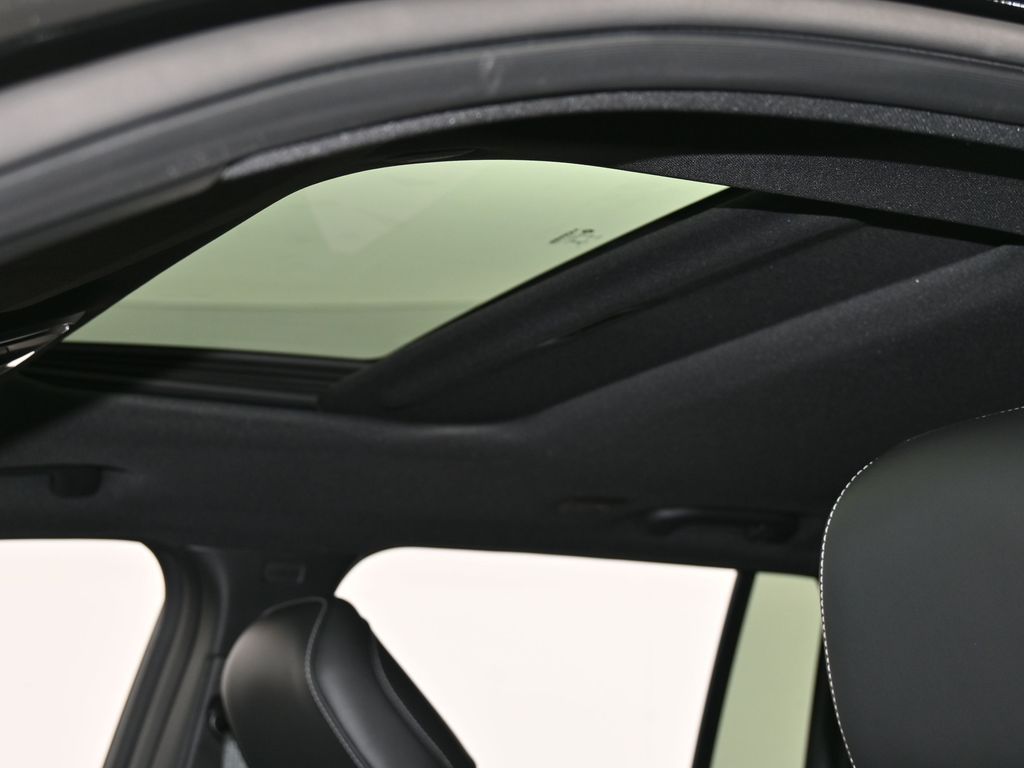 New 2025 Diamond Black Crystal Pearlcoat Jeep Laredo image 11