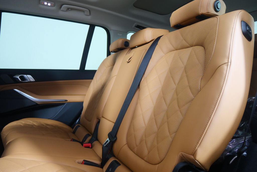 Thumbnail: 2026 BMW X7 - 16