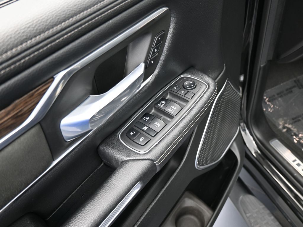 Used 2020 Diamond Black Crystal Pearlcoat Ram Laramie image 13