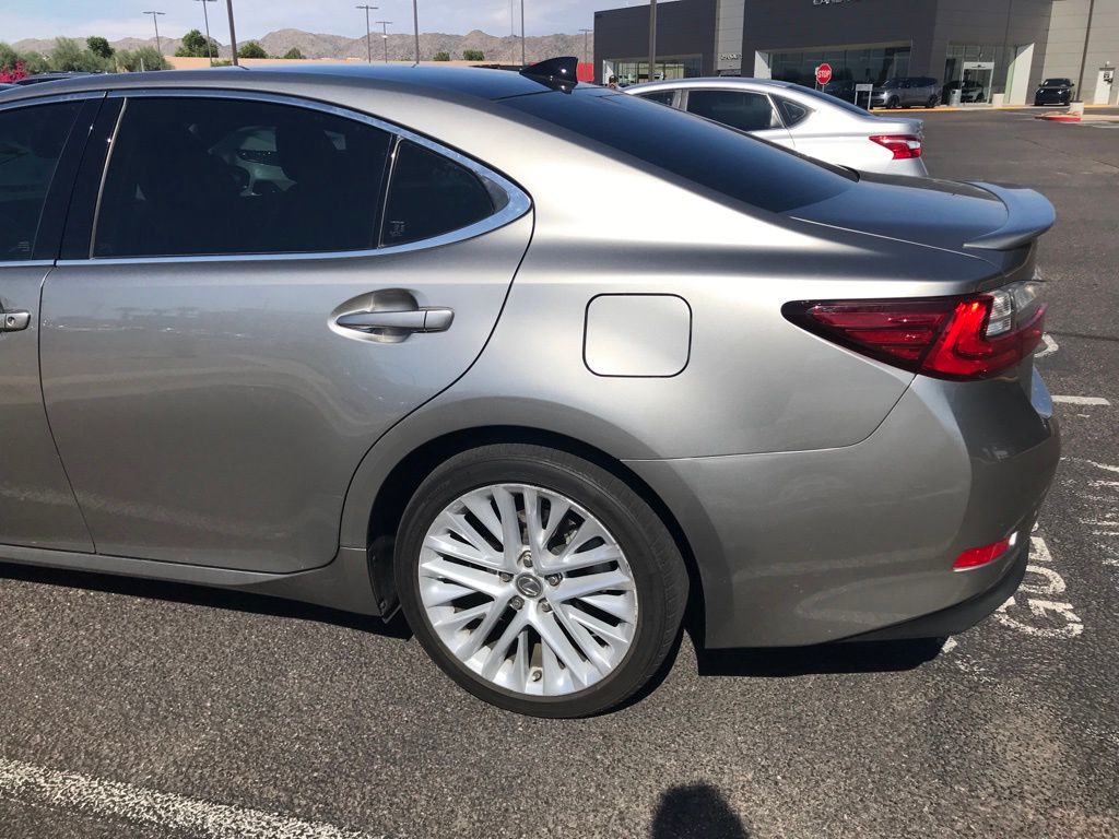 Thumbnail: 2017 Lexus ES - 4
