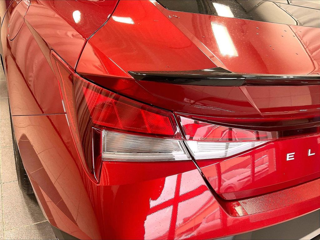 2025 Hyundai Elantra — photo 32