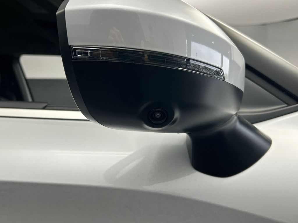 New 2026 Diamond White Mitsubishi SE image 50