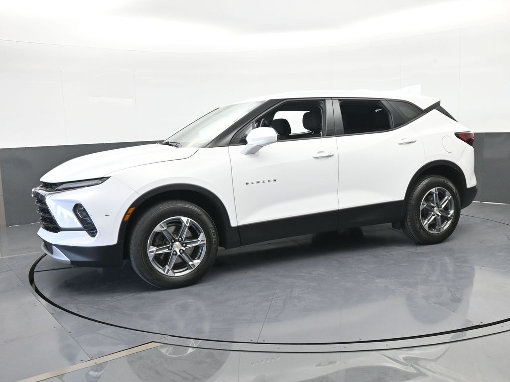 Used 2024 Summit White Chevrolet LT image 2