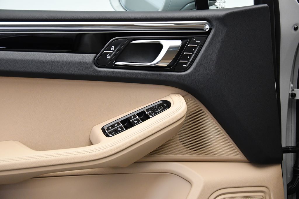 Thumbnail: 2025 Porsche Macan - 31