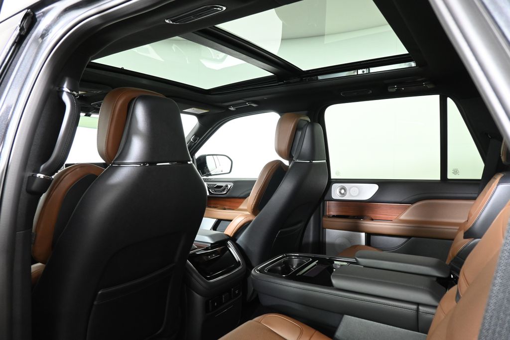 Thumbnail: 2024 Lincoln Navigator - 32