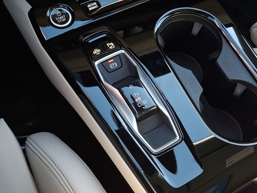 Thumbnail: 2025 Audi Q6 e-tron - 14