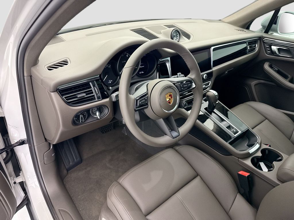 Thumbnail: 2026 Porsche Macan - 4