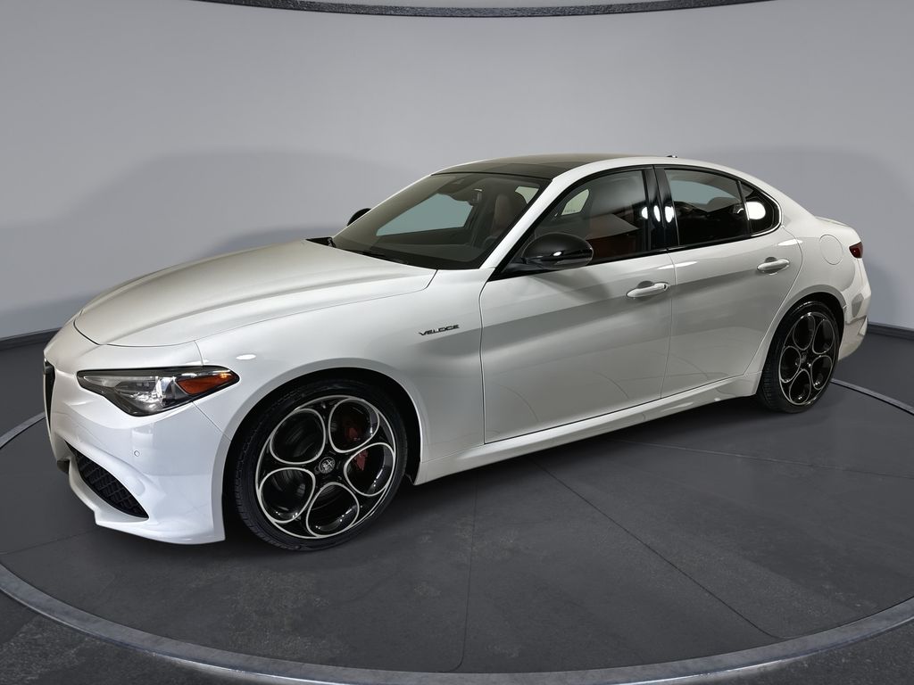 Alfa White 2022 Alfa Romeo Giulia Sedan Rear-Wheel Drive 8-Speed Automatic