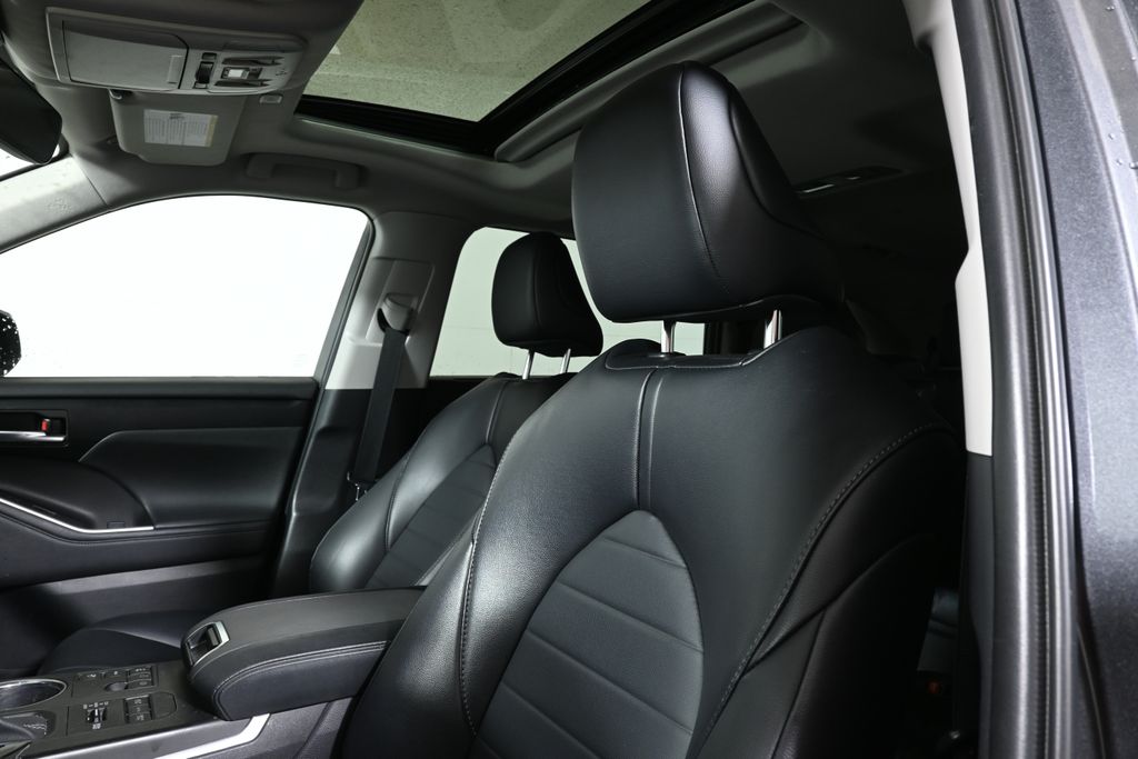 Thumbnail: 2023 Toyota Highlander - 4