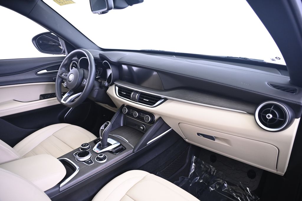 Thumbnail: 2023 Alfa Romeo Stelvio - 22