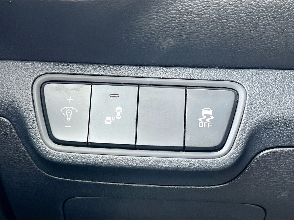 Used 2023 White Kia GT-Line image 10