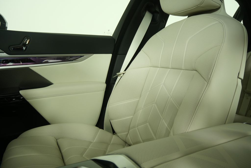 Thumbnail: 2026 BMW 7 Series - 24