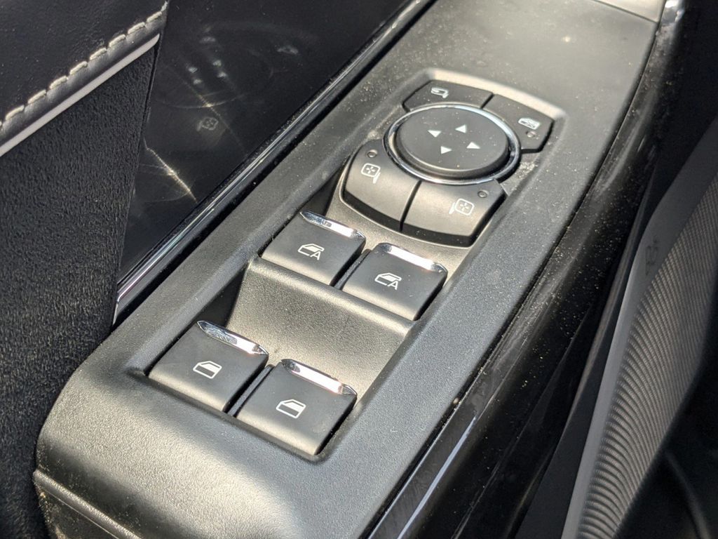 2025 Ford F-150 Lightning Platinum