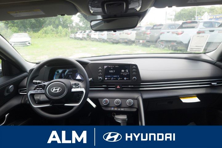 2025 Hyundai Elantra SE photo 10