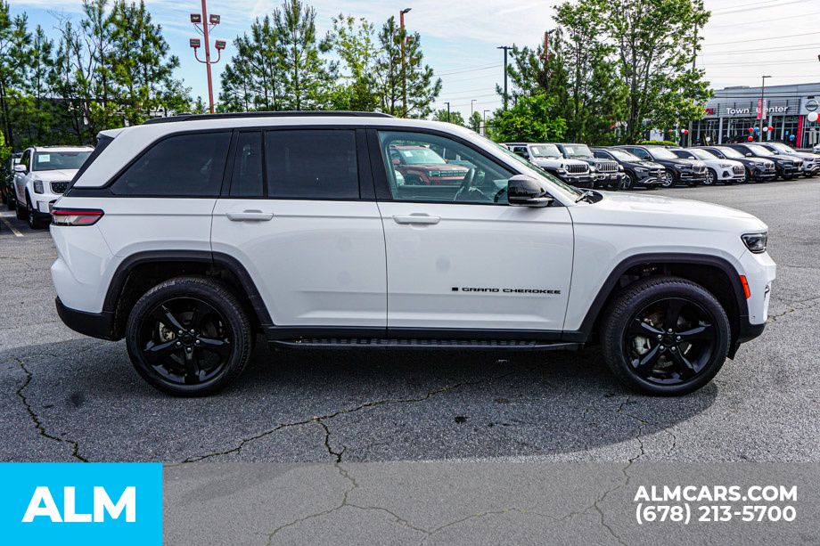 Used 2024 White/off-white Jeep Limited image 9