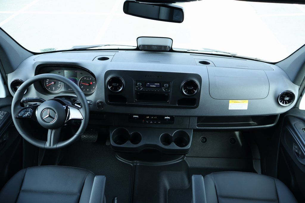 Thumbnail: 2025 Mercedes-Benz Sprinter - 4