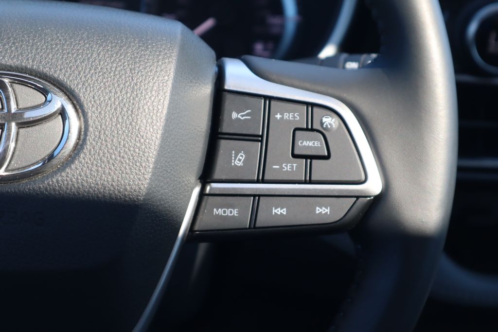 Thumbnail: 2023 Toyota Highlander - 12