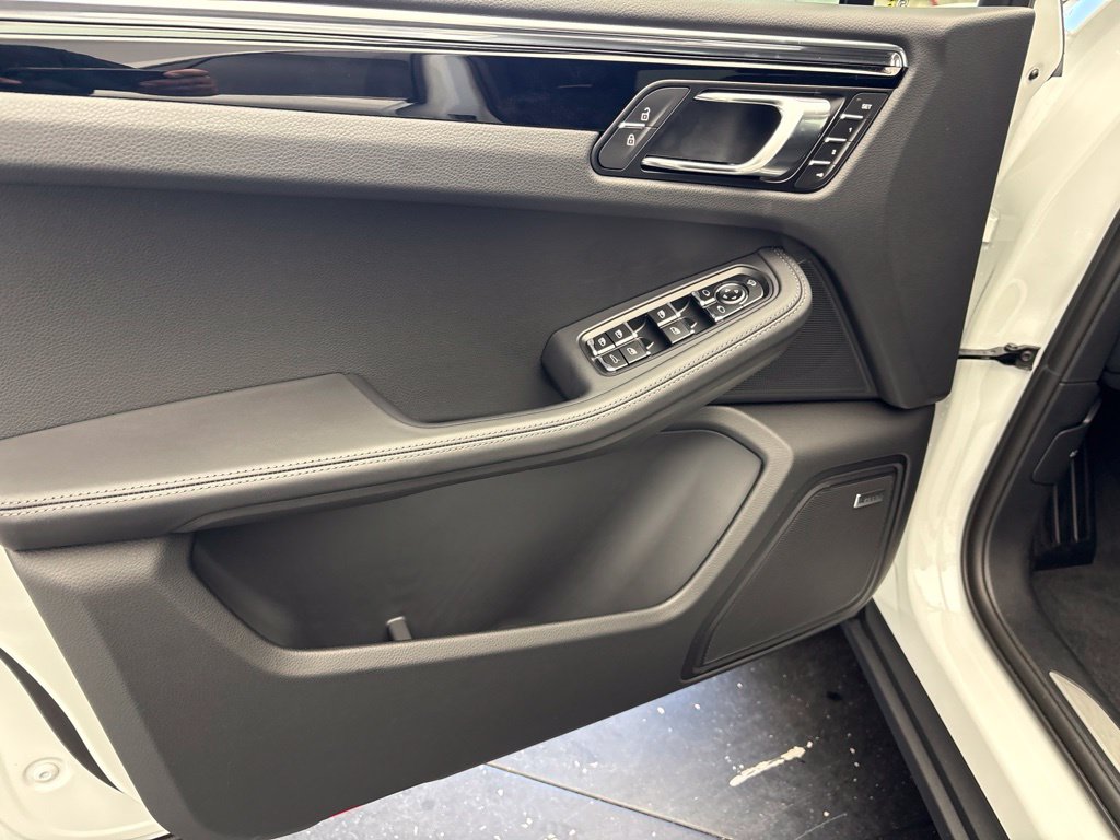 Thumbnail: 2026 Porsche Macan - 4