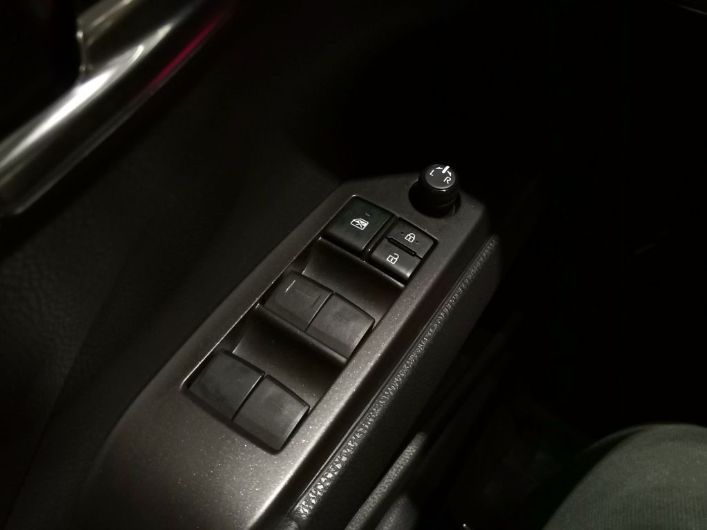 2022 Toyota Camry SE Hybrid