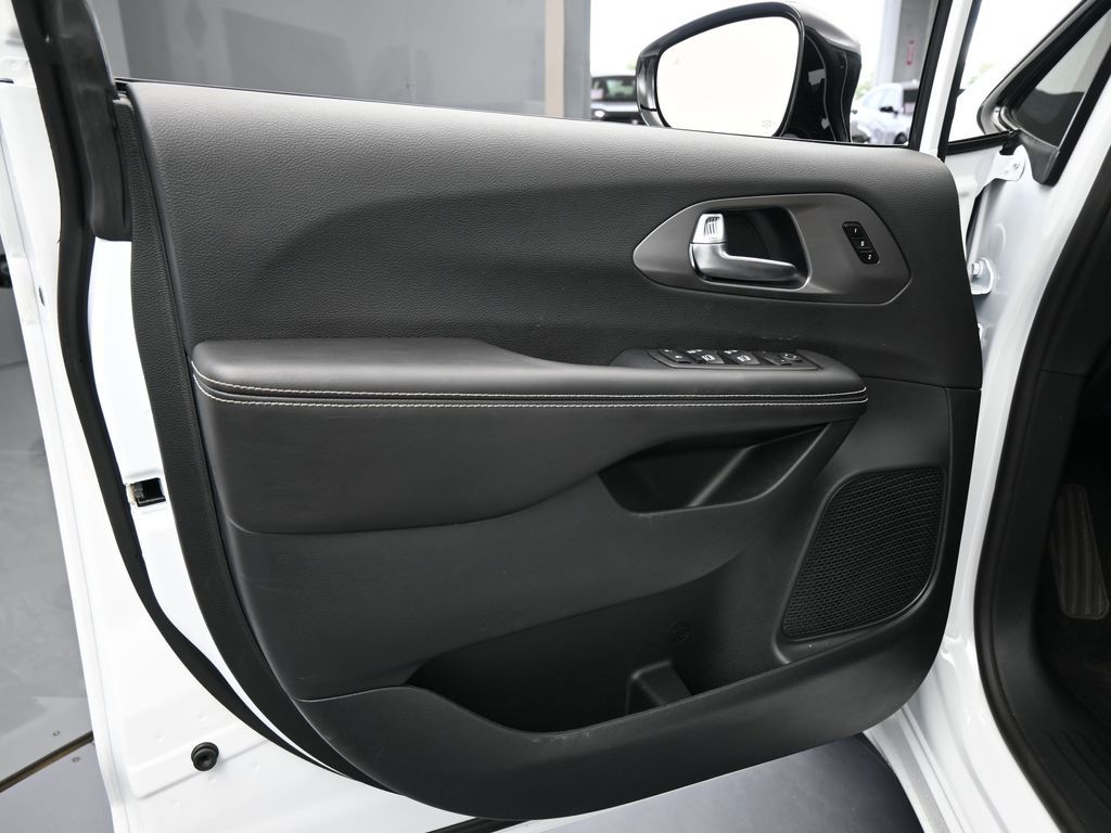 New 2026 Bright White Clearcoat Chrysler Select image 15