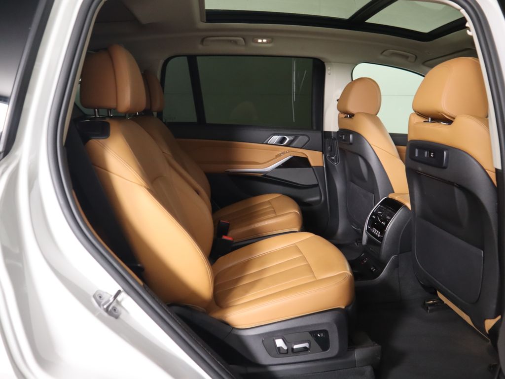 Thumbnail: 2021 BMW X7 - 23