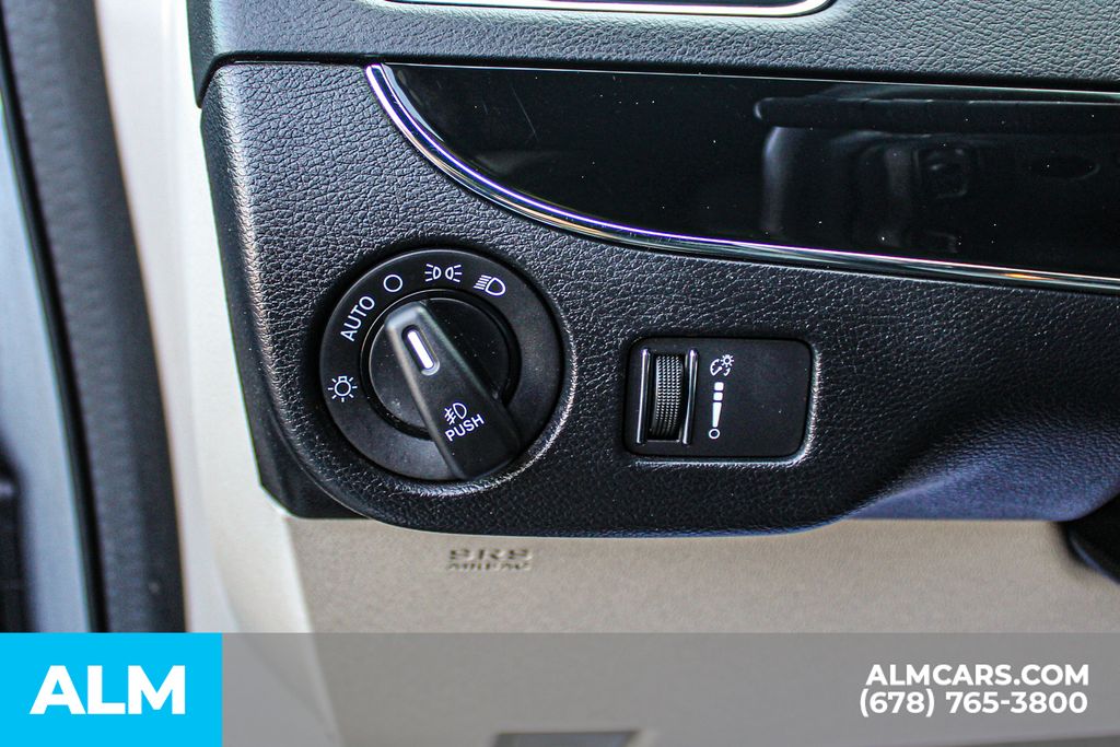 Used 2017 Silver Dodge SXT image 28