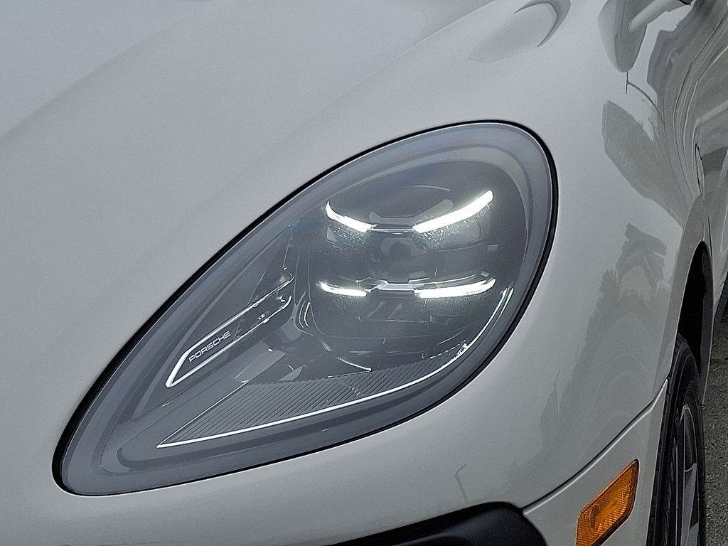 Thumbnail: 2026 Porsche Macan - 12