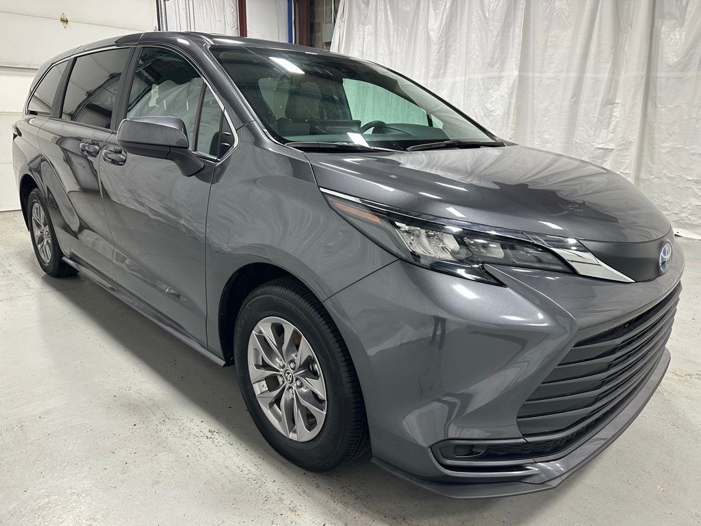 2025 Toyota Sienna LE 8-Passenger FWD