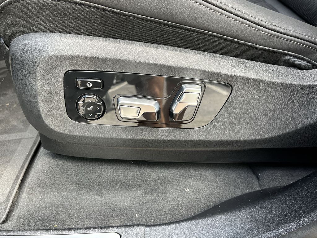 Thumbnail: 2026 BMW X7 - 12