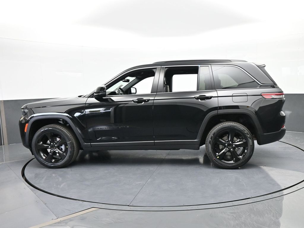 New 2026 Diamond Black Crystal Pearlcoat Jeep Limited image 3