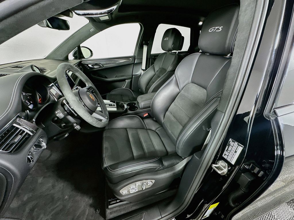 Thumbnail: 2026 Porsche Macan - 21
