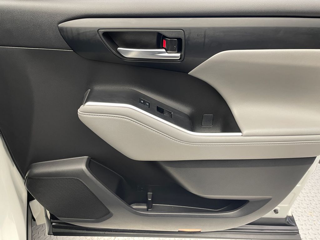 Thumbnail: 2022 Toyota Highlander - 15