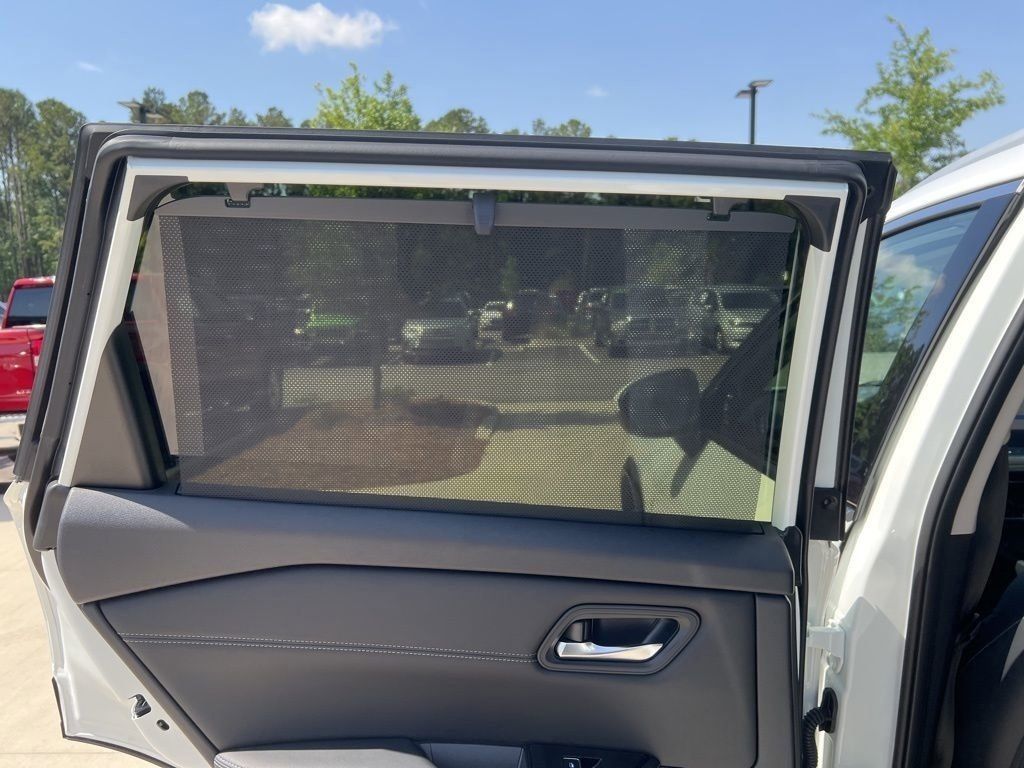 2025 Everest White Pearl Nissan Rogue SL FWD SUV
