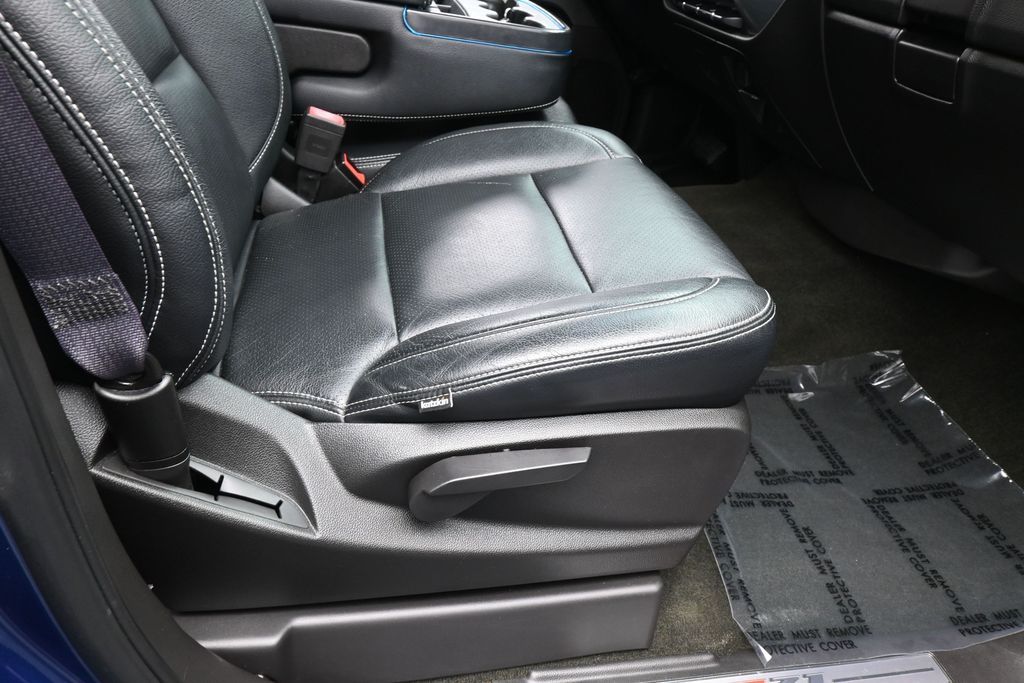Used 2016 Deep Ocean Blue Metallic Chevrolet LT image 29