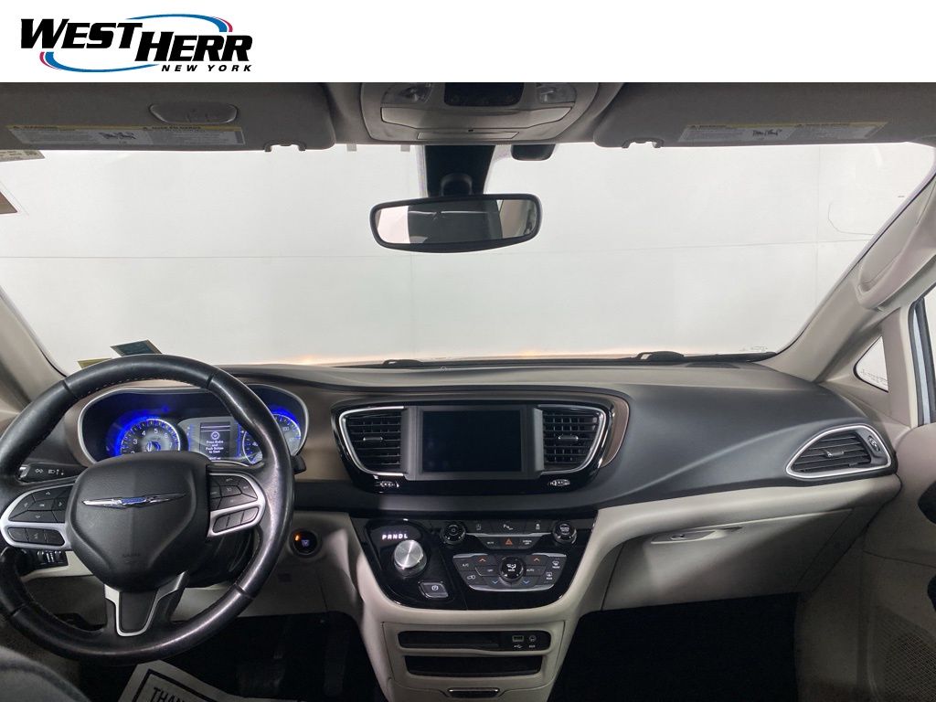 Used 2018 Silver Chrysler Touring L image 18